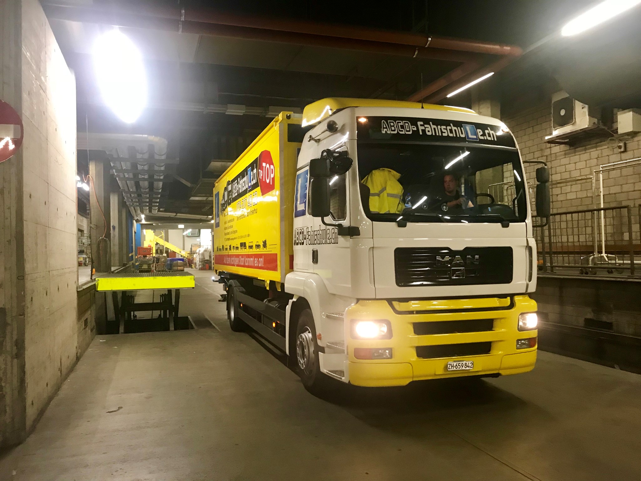 Lastwagen LKW Fahrschule aus Winterthur Kategorie C Ausbildung  Manöver Thema Seitärts an Rampe anfahren